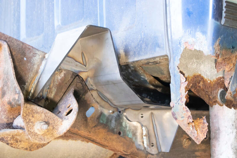 RustBuster Rust Buster 1988-1998 Chevrolet & GMC C/K 1500 & 2500 Bed and Cab Mount Brackets - Right