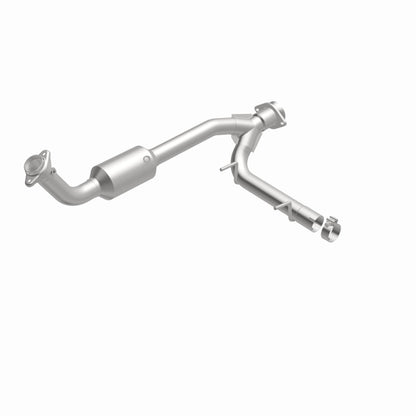 MagnaFlow Direct Fit Catalytic Converter 05-06 Lincoln Navigator 5.4L w/ 3in Main Piping