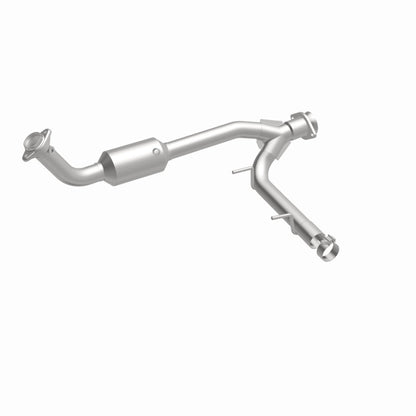 MagnaFlow Direct Fit Catalytic Converter 05-06 Lincoln Navigator 5.4L w/ 3in Main Piping