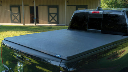 Lund 05-17 Nissan Frontier (5ft. Bed w/o Utility Track) Genesis Tri-Fold Tonneau Cover - Black
